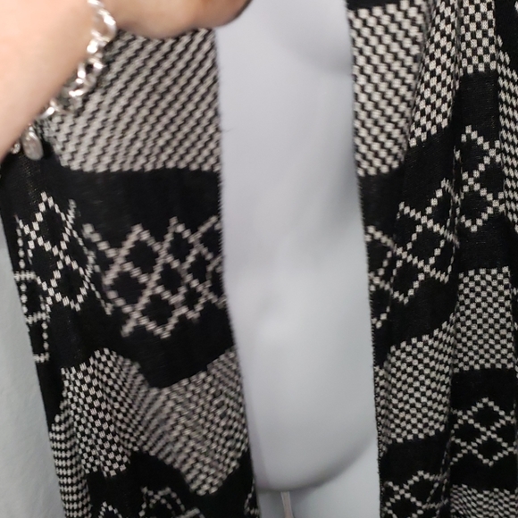 Mia Maddison cardigan - Picture 2 of 8